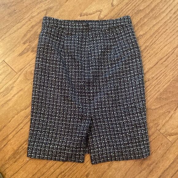 J Crew size 2, black and white and gray skirt lined with a slit in the back - Picture 7 of 7